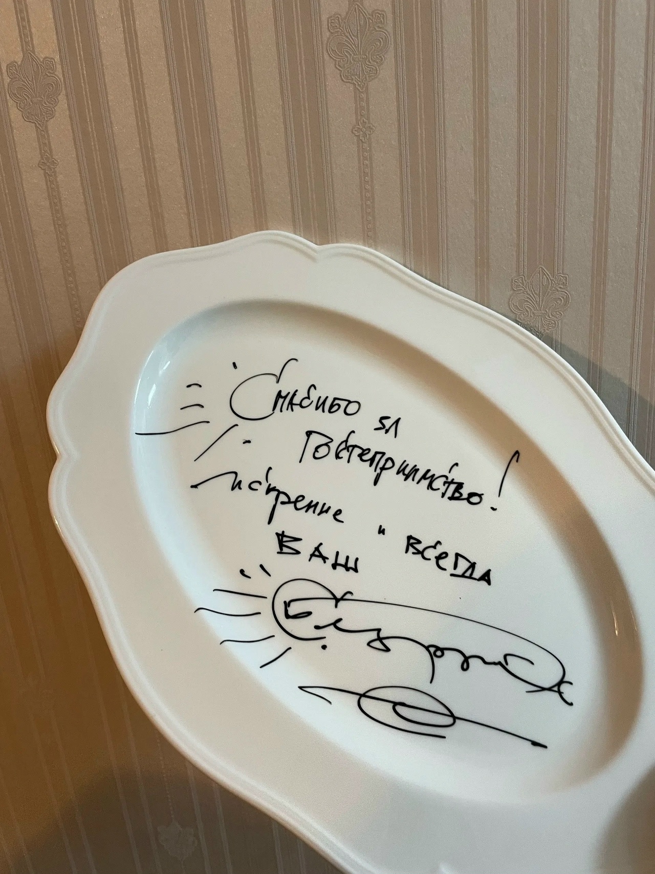Сергея Безрукова заметили на набережной в Костроме