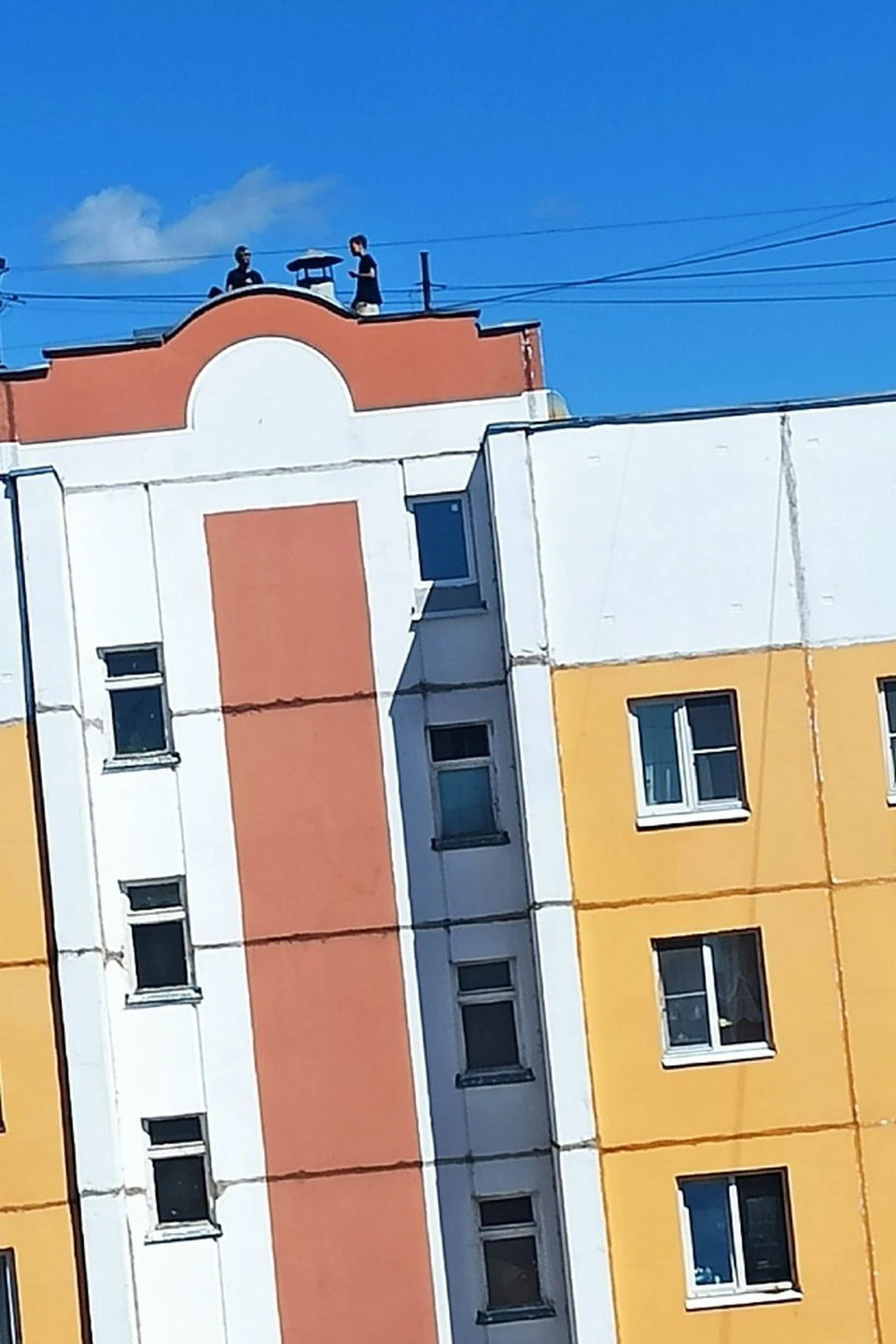 В Костроме банда подростков обжила крышу десятиэтажки и закидывает двор бутылками