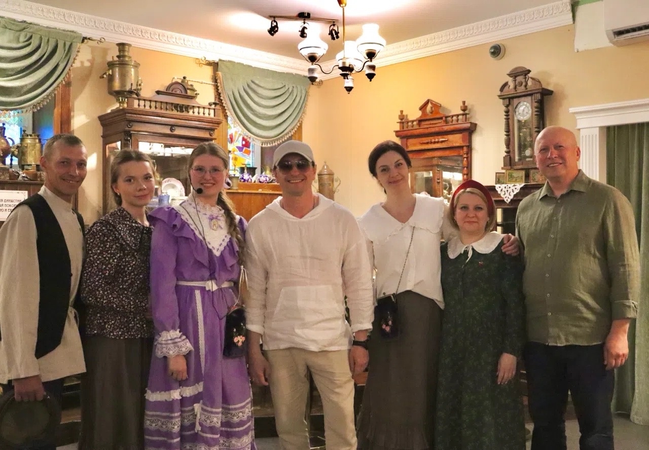 Сергея Безрукова заметили на набережной в Костроме