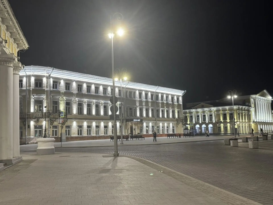В центре Костромы запустили архитектурную подсветку старинного здания на проспекте Мира