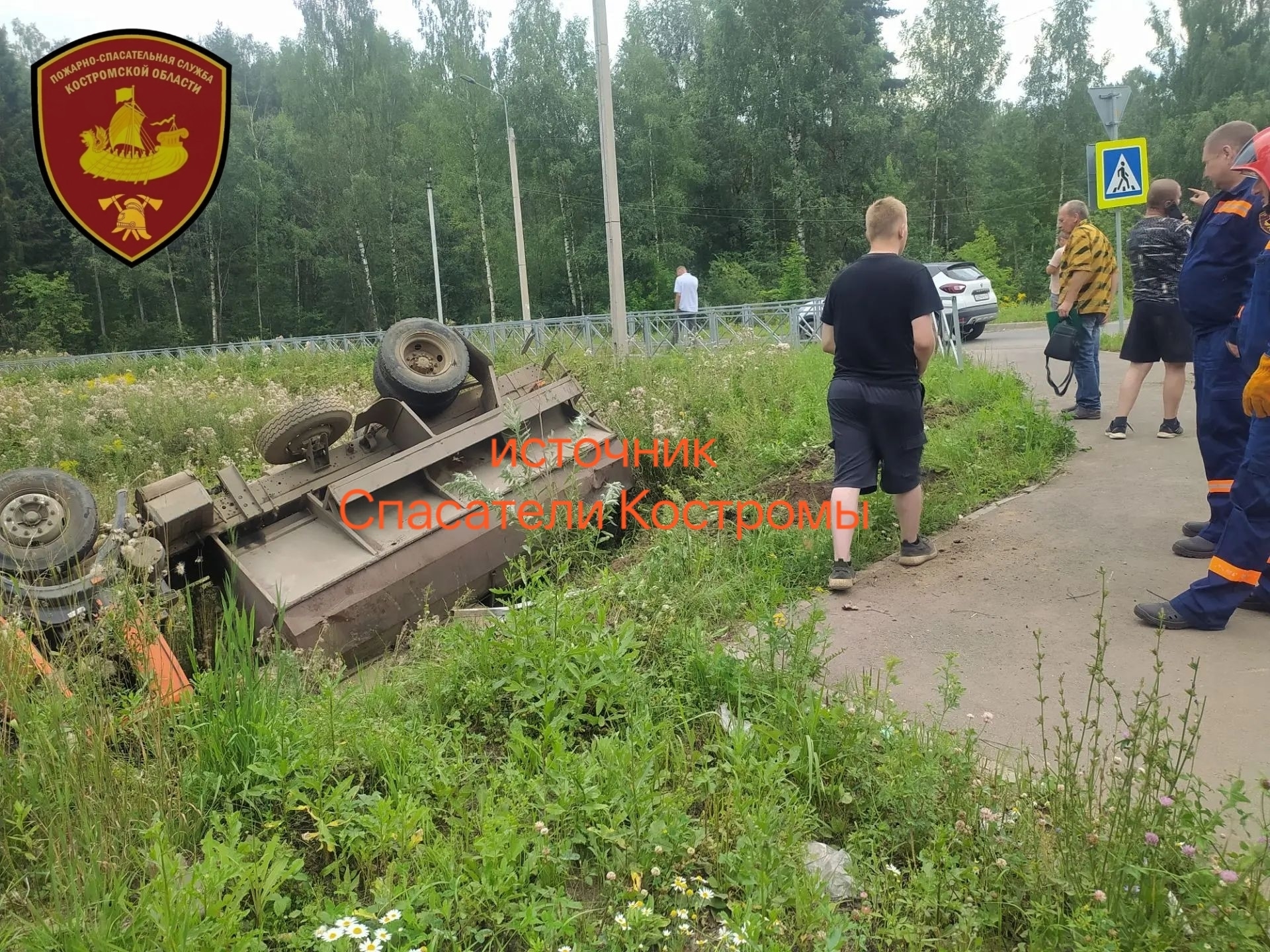Под Костромой КамАЗ улетел в кювет и перевернулся, уходя от жесткого столкновения