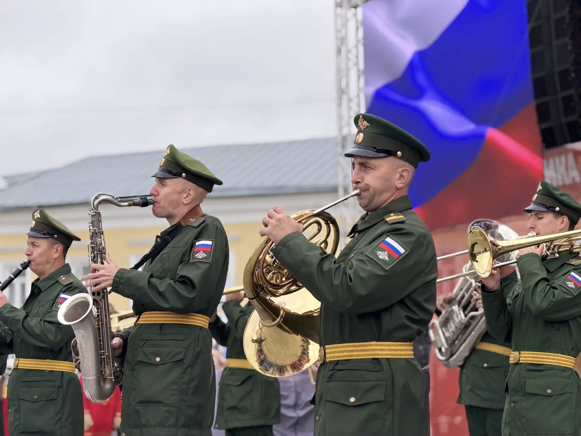 На Сусанинской площади Костромы торжественно отметили 82-ю годовщину воссоздания региона