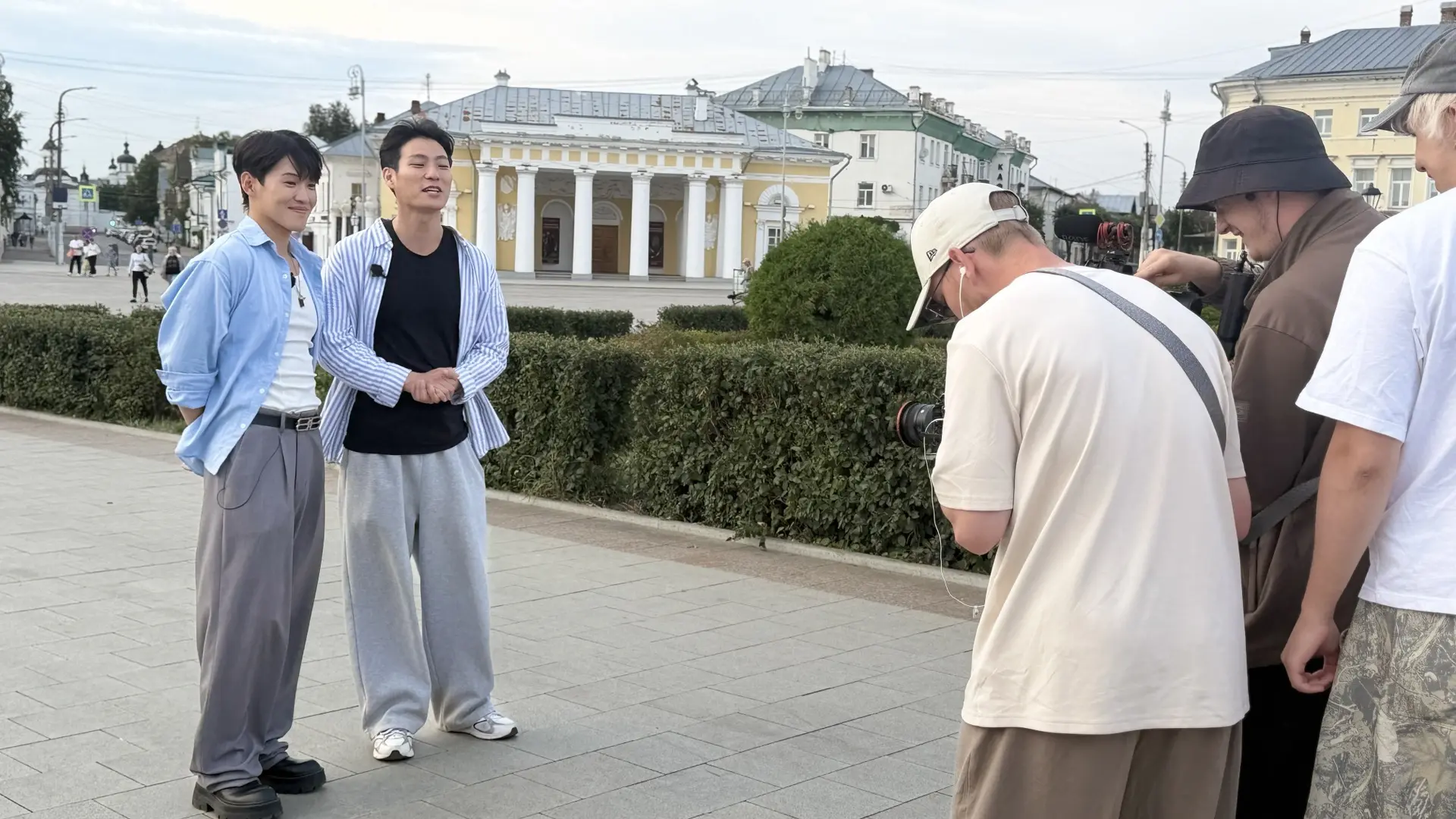 Кай из Китая и Джон из Кореи попробовали в Костроме лосиное молоко