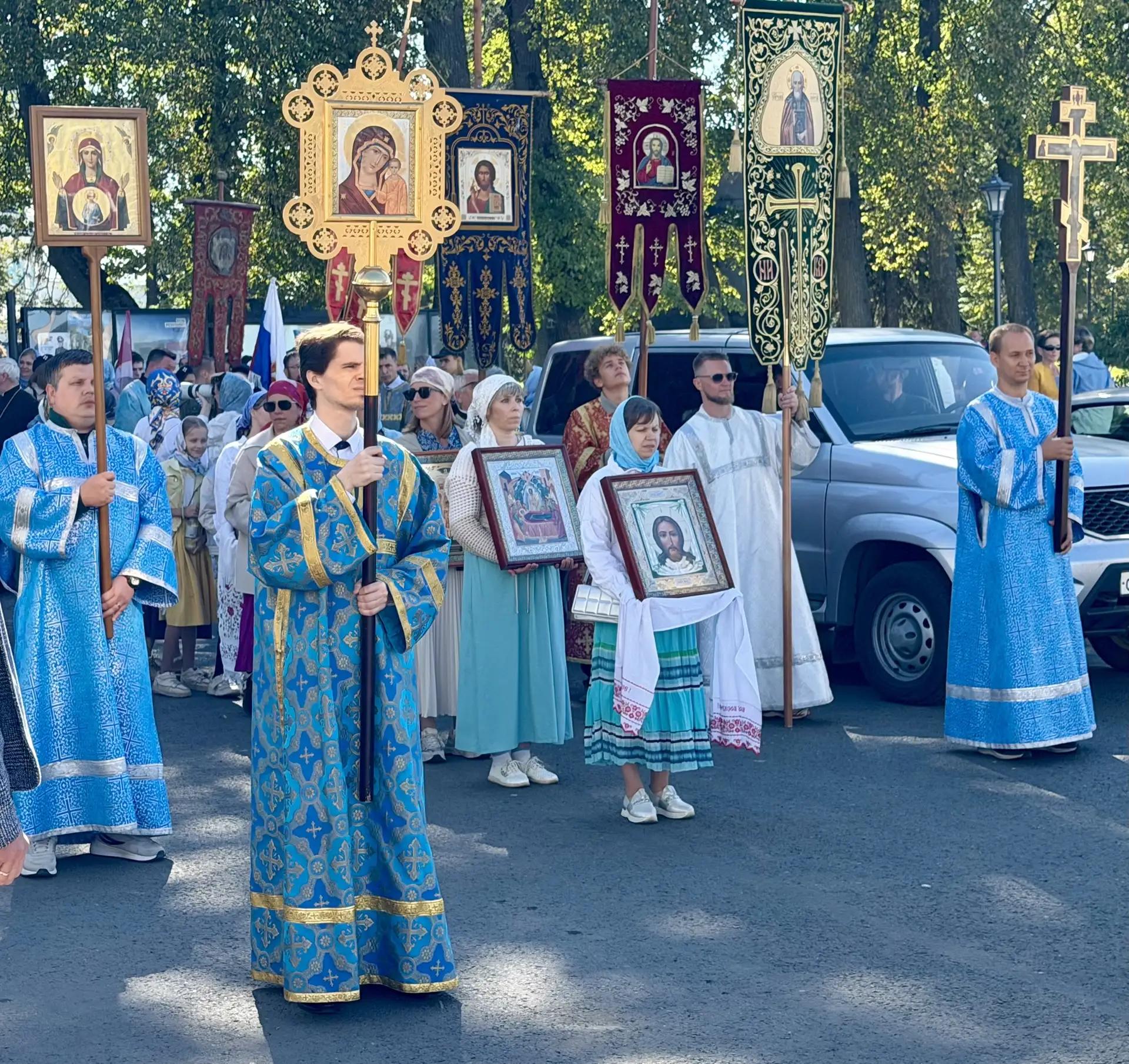 В Костроме более 2,5 тысяч верующих прошли крестным ходом в день Феодоровской иконы Божией Матери