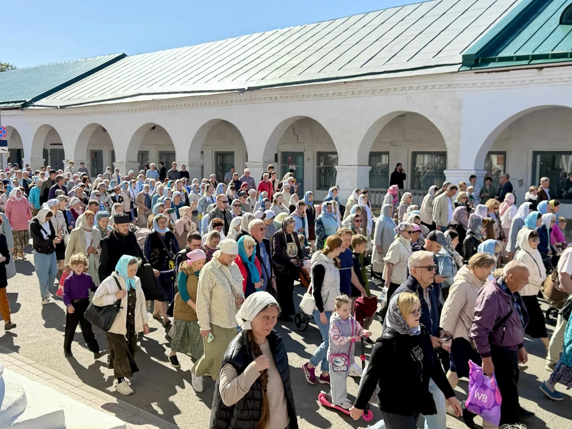 В Костроме более 2,5 тысяч верующих прошли крестным ходом в день Феодоровской иконы Божией Матери