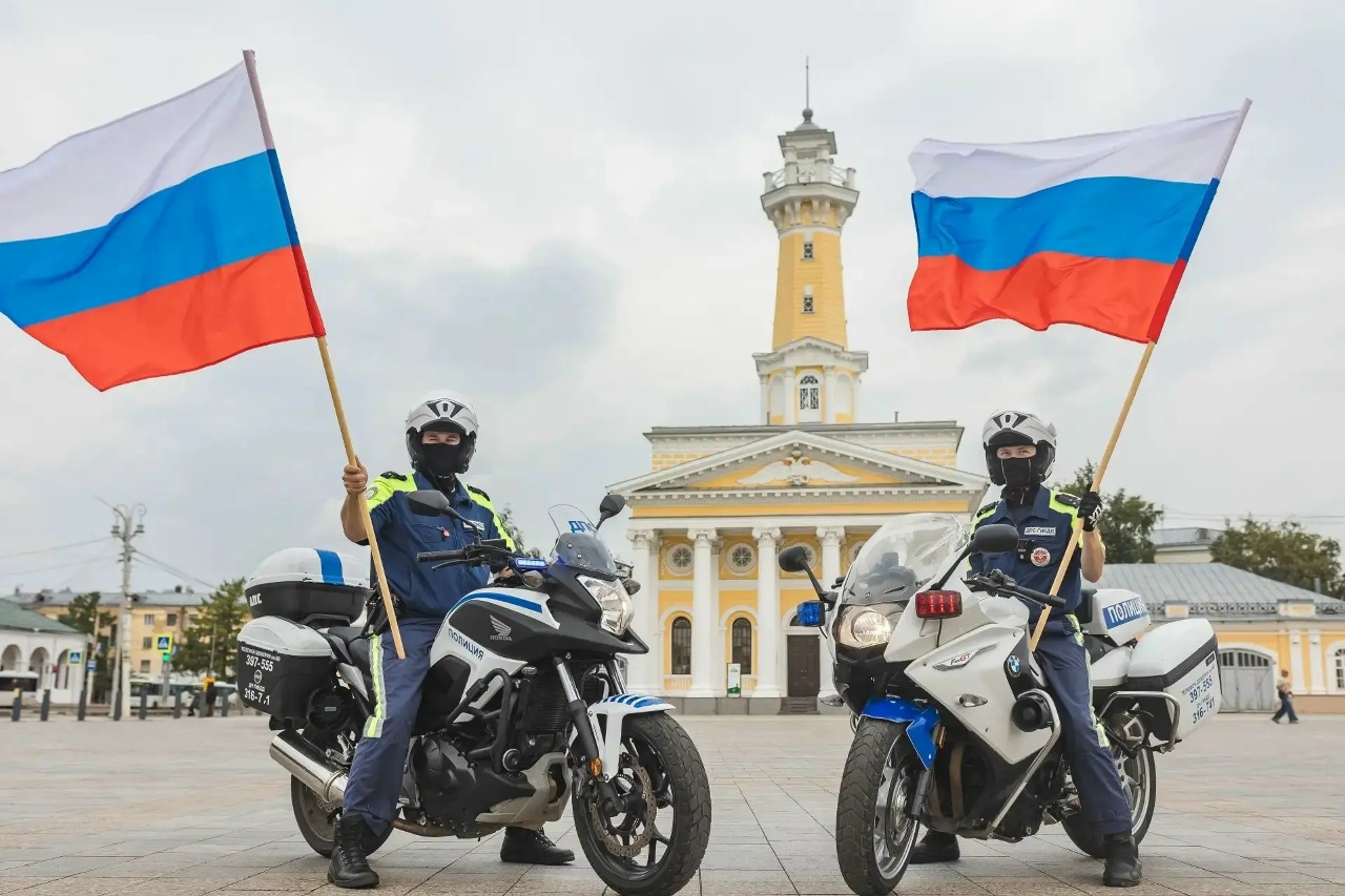 Автоинспекторы на мотоциклах сделали селфи с костромичами в центре города