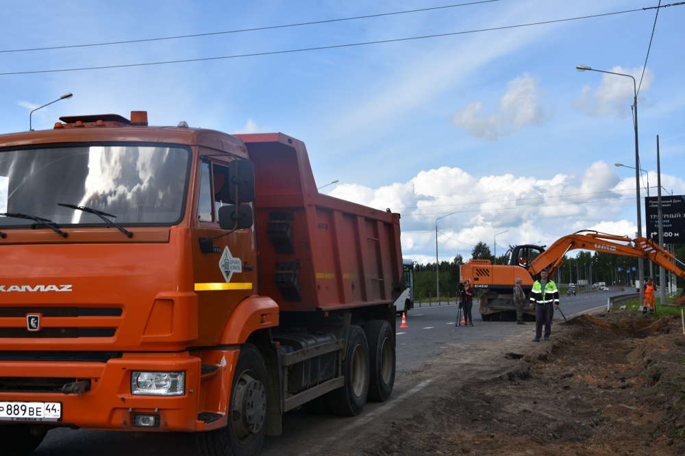 У Заволжского кладбища в Костроме строят новую остановку со светофорным перекрестком