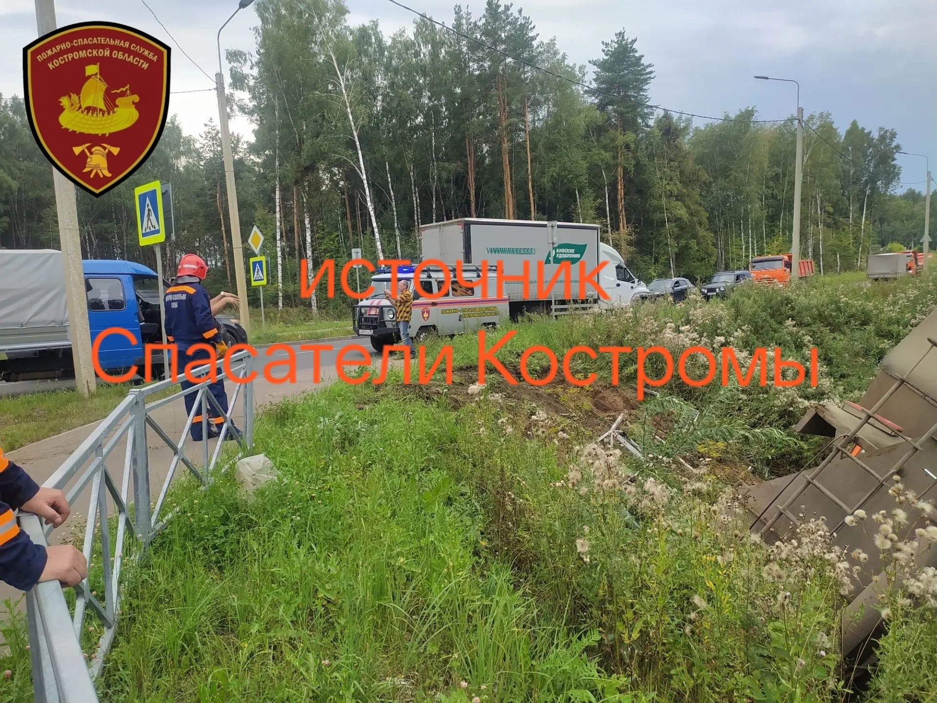 Под Костромой КамАЗ улетел в кювет и перевернулся, уходя от жесткого столкновения