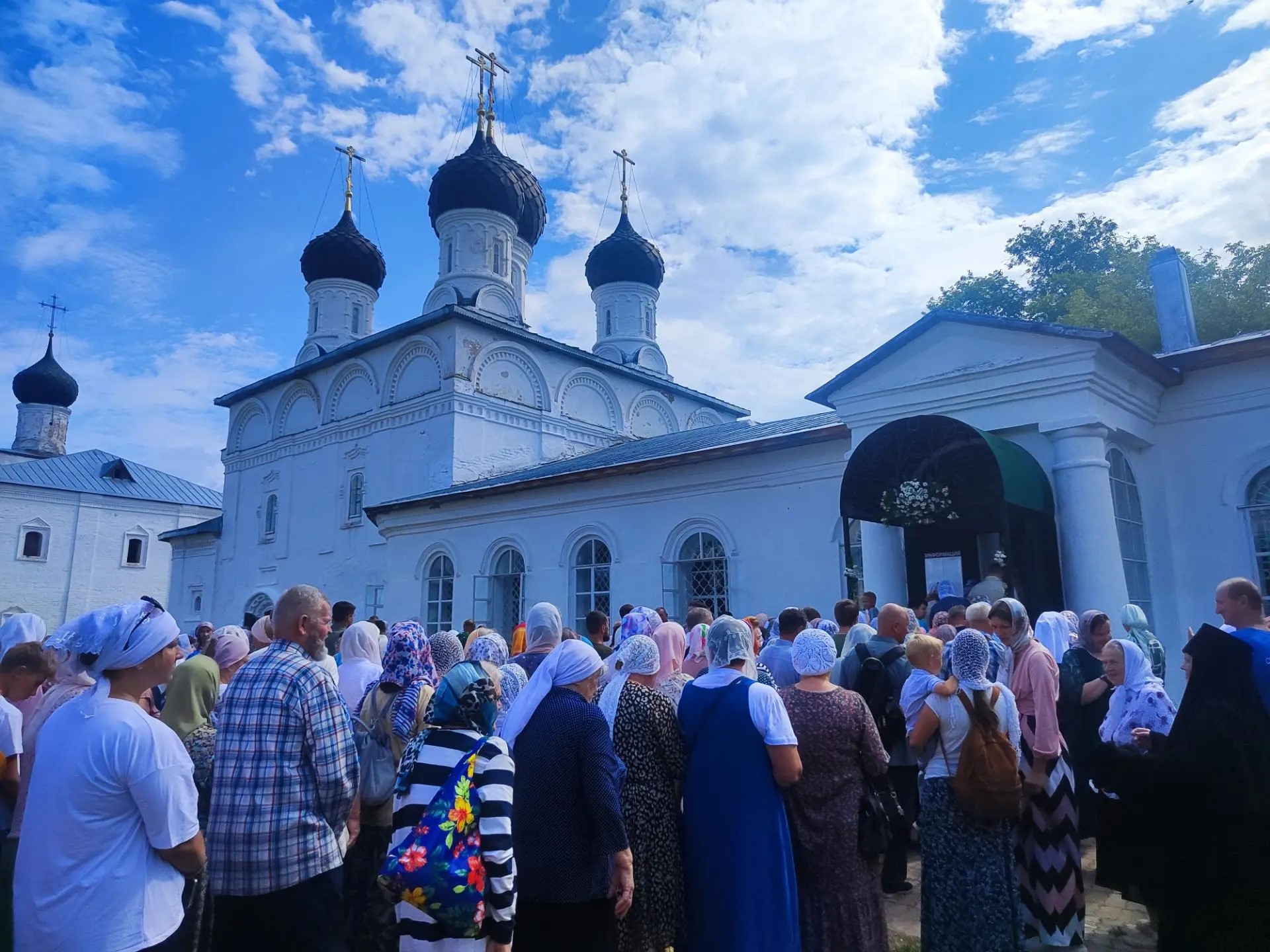 В Макариево-Унженском монастыре восстановили уникальный иконостас XVII века