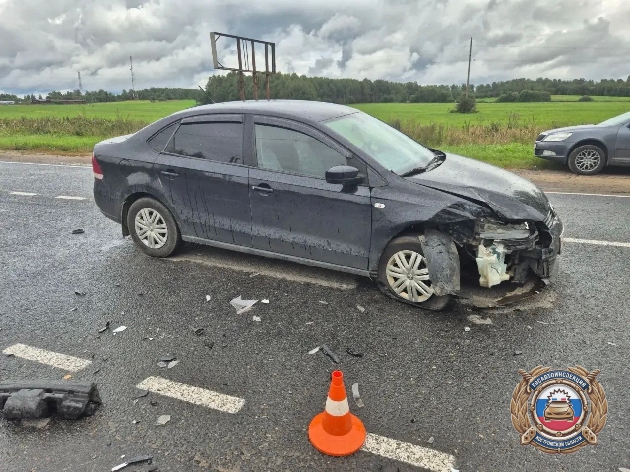 Автоледи на иномарке въехала в чужое авто и врезалась в опору ЛЭП