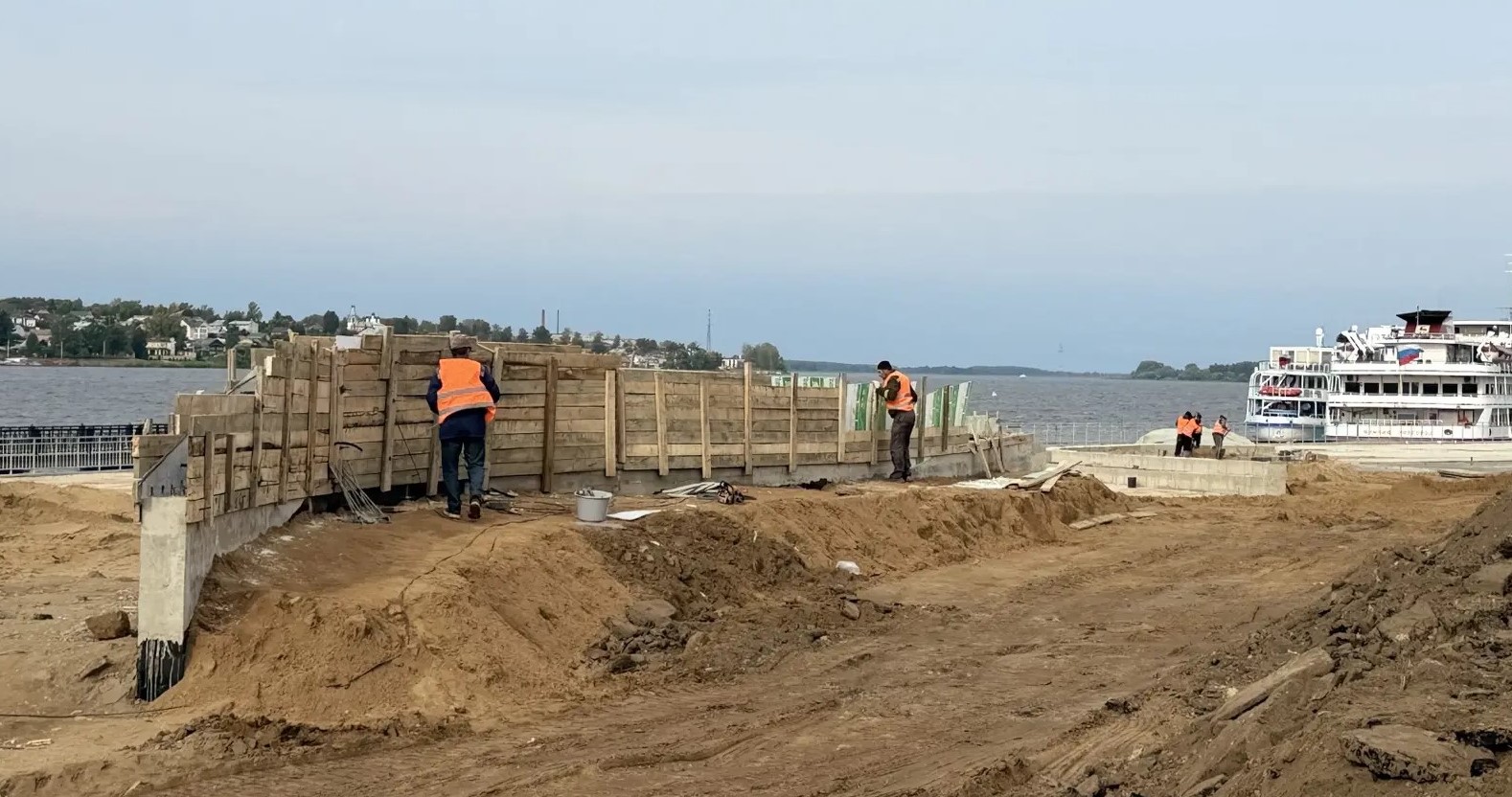 Глава Минстроя РФ Ирек Файзуллин высоко оценил благоустройство набережной в Костроме