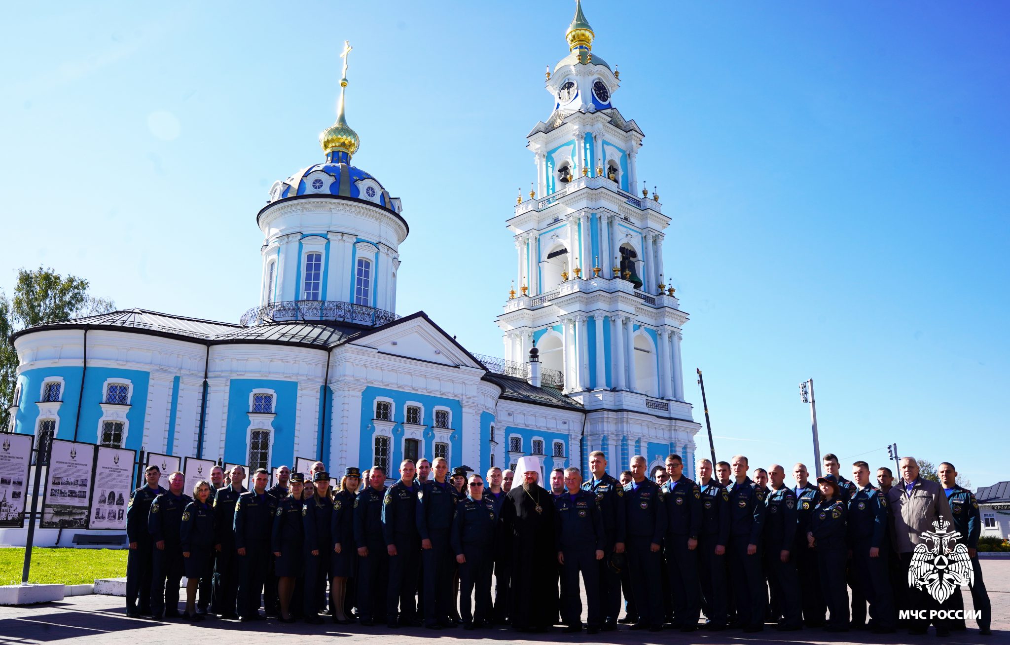 Костромские спасатели и пожарные провели праздничный молебен в Богоявленском соборе кремля