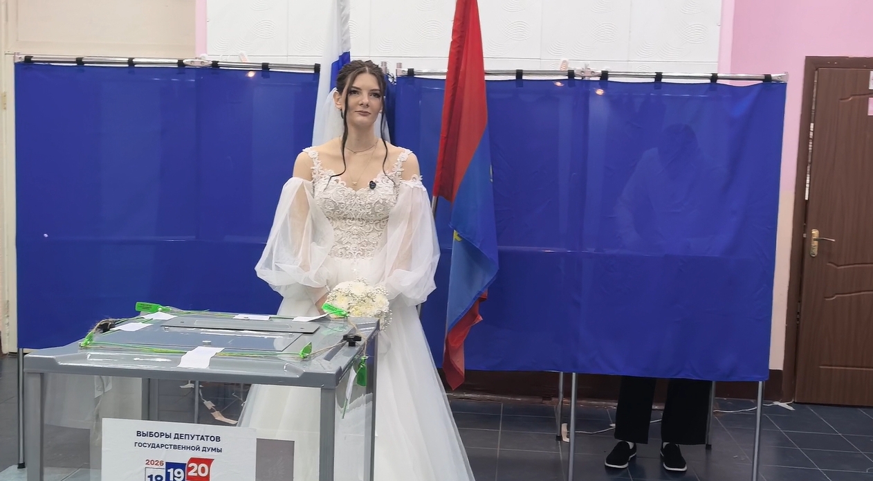 Новоиспеченные супруги Зотовы проголосовали в Костроме прямо в день свадьбы