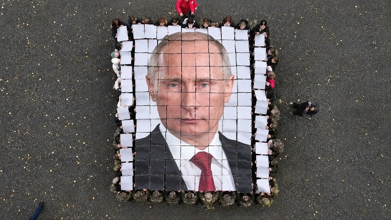 «С днем рождения, лидер»: костромские студенты выстроились в живой портрет Владимира Путина