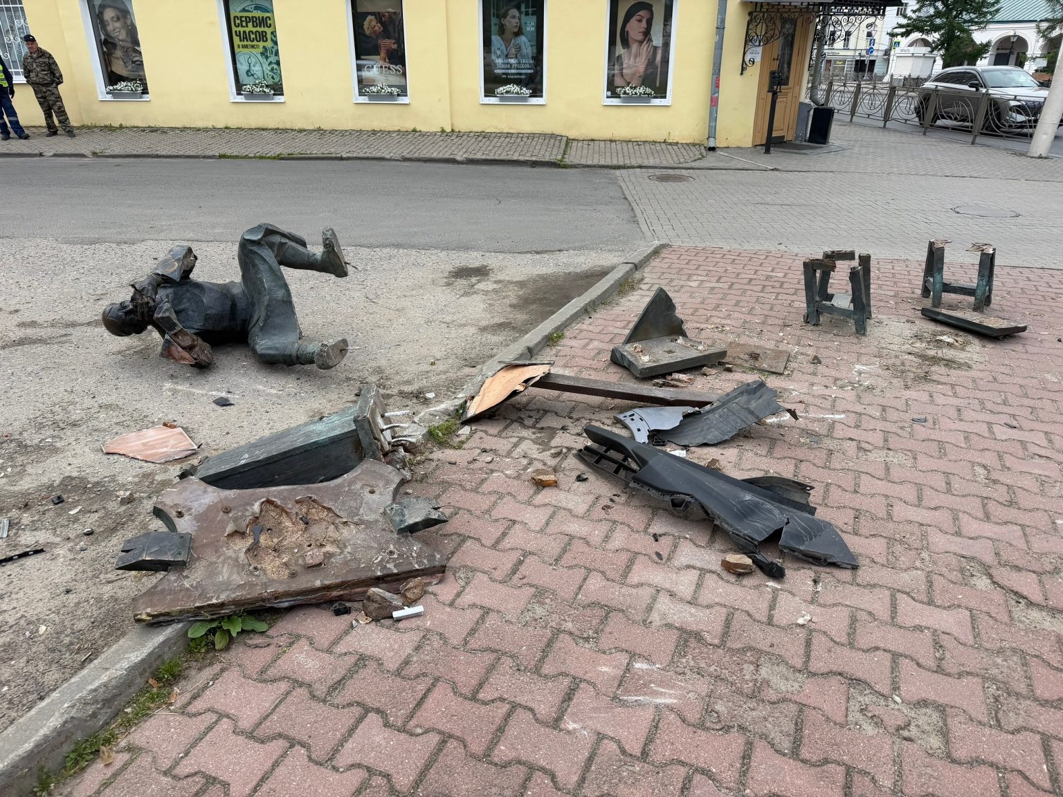 Рука из стены: в костромском «Аметисте» оригинально заменили сбитый памятник ювелиру